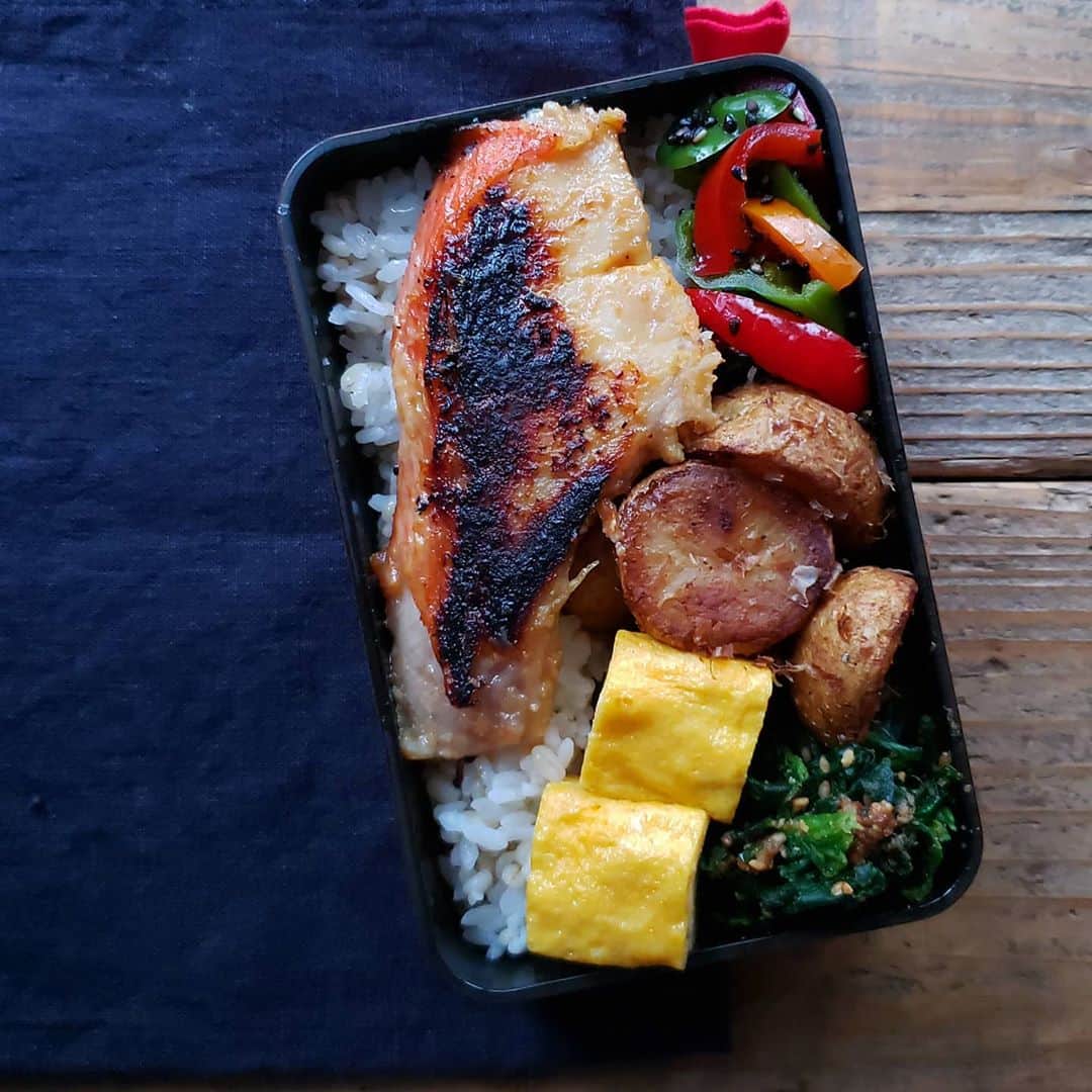 tamiさんのインスタグラム写真 - (tamiInstagram)「* #お弁当 * 金目鯛の西京焼き。 金目鯛は頂き物ですよ。 ちょっと焦げたのは許してね。  明日、祝日ですって。わぉ♡ * がんばれ月曜日～！  #tami弁  #弁当#bento#lunchbox #ランチ#昼食#旦那弁当 #ごはん#食事#暮らし#日々のこと」11月2日 8時08分 - tami_73