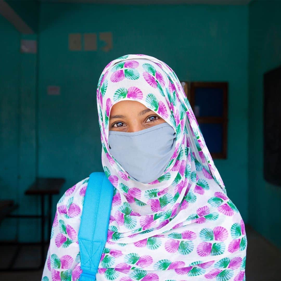 unicefさんのインスタグラム写真 - (unicefInstagram)「By wearing a mask, Fatimetou is staying safe today and building healthy habits for years to come. While experts are working hard to develop, test and distribute effective vaccines for COVID-19, it could take years to make enough doses available for entire communities throughout the world. Meanwhile, each of us can continue to use the life-saving tools we already have: masks, handwashing and a safe distance.  #VaccinesWork © UNICEF/UNI372363/Pouget」11月2日 8時10分 - unicef