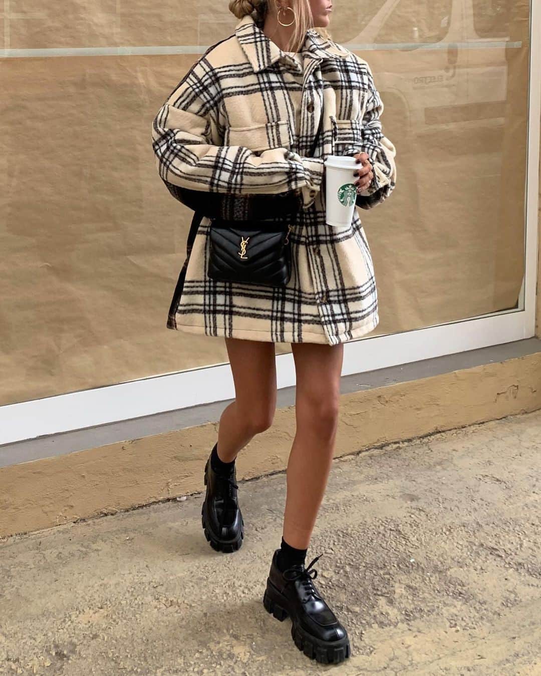 WHO WHAT WEARさんのインスタグラム写真 - (WHO WHAT WEARInstagram)「I love me a good fall flannel ‘fit. Tap our link for 11 updated ways to wear your plaids that are nothing like the ones you wore in high school. photo: @sofiamcoelho」11月2日 8時10分 - whowhatwear