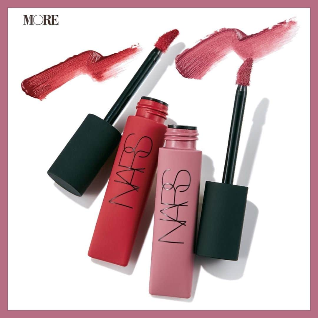 MOREさんのインスタグラム写真 - (MOREInstagram)「『NARS』の「エアーマット リップカラー」をお試し！ ・ 「顔の下半分が隠れてしまうマスク生活。そんな中、“見えない部分でもおしゃれしたい！”という気持ちを高めてくれるのが『NARS』のリップ！　唇にのせた時のふんわりフィットするなじみのよさと、クリーミーなマット質感だからこそ出せるオシャレかつ上品なカラー。今の時代こそ、心地よくて自分がワクワクするリップをつける喜びを感じてほしい♪」（ヘア＆メイクpaku☆chanさん） ・ （右）可愛げのあるモーヴ。00035・（左）鮮やかなブリックレッドは唇にのせるとシックになじむ。00041各￥3500（2点とも11／13発売）／NARS JAPAN  #MORE #moremagjp #デイリーモア #のぼり坂OL #コスメ #beauty #美容 #ビューティー #のぼり坂美容 #NARS #メイク#リップ #新作」11月2日 8時16分 - moremagjp