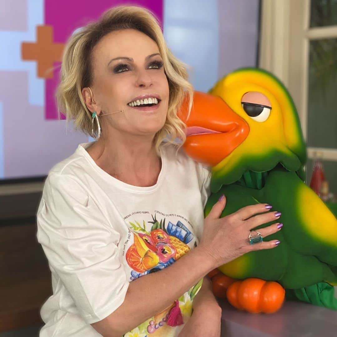 ファチマ・ベルナルデスのインスタグラム：「Não sei o que escrever nessa hora. Só tristeza. O Tom Veiga era um ator talentoso, tinha uma parceria linda com a @anamaria16 e sempre  levava um sorriso pra quem estava em casa. Obrigada por tantos momentos incríveis na nossa TV. Que descanse em paz. Minha solidariedade à família e aos muitos amigos e fãs que deixou.」