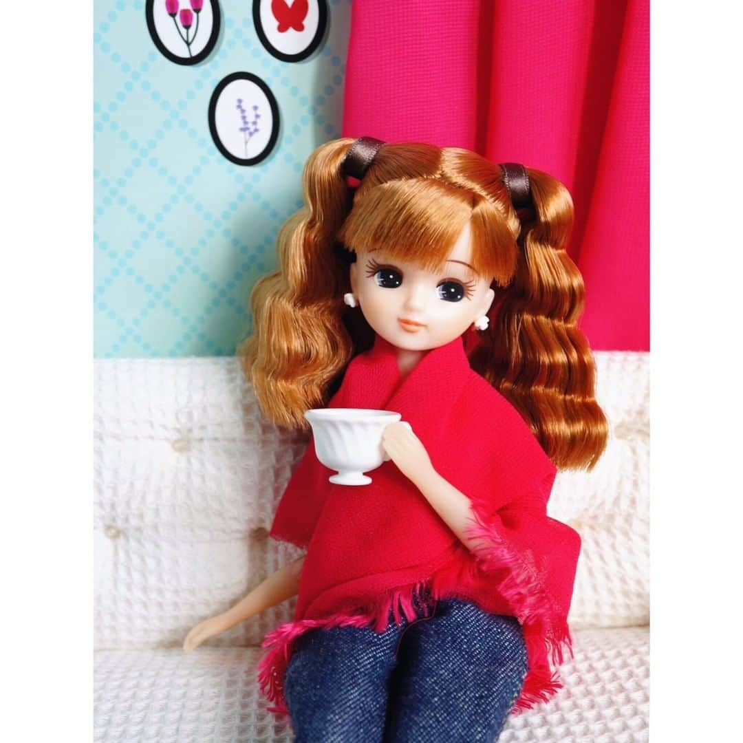 リカちゃんさんのインスタグラム写真 - (リカちゃんInstagram)「I'm enjoying a lovely morning while drinking royal #milktea ☆ 今朝は大人気分で #モーニングティー タイム♪ 紅茶はイギリスが有名だけど、 #ロイヤルミルクティー って、実は日本生まれなんだって☆ 昭和40年くらいの日本のティールームが発祥みたい♡ リカは甘くして飲むのがシュシュ（お気に入り）よ♪ #リカちゃん #fashion #ootd #hairstyle #licca #liccadoll #japanesedoll #japan #girl #instadaily #instagood #instagramjapan #instagram」11月2日 8時20分 - bonjour_licca