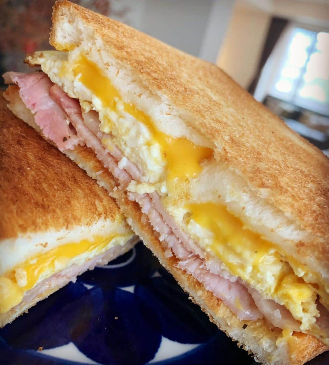 小堀ケネスのインスタグラム：「Made a simple Ham Egg and Cheese sandwich for breakfast.😋  今朝はシンプルなハムエッグチーズサンドを作りました😊　卵とチーズがトロトロでまいう〜！！  #notdrunk #deandeandeli #daddycooking #hameggcheese #littledean #happykid #パパサンド#ハムエッグチーズ#まいうー #ディーン君#ハッピー  @mariakamiyama」