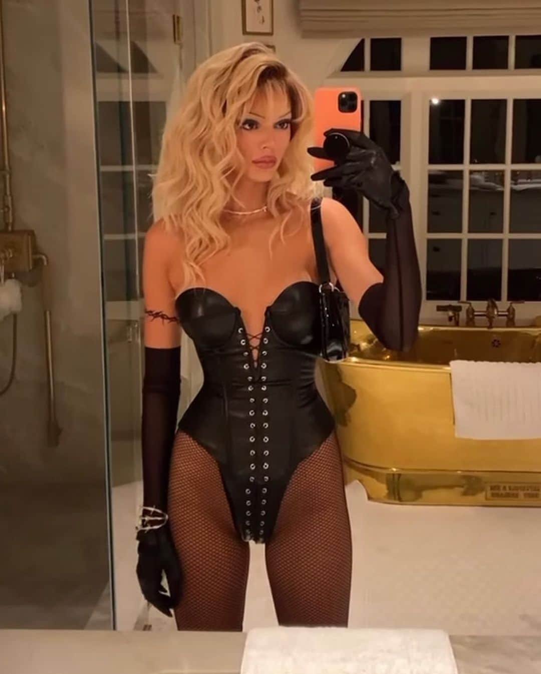 Just Jaredさんのインスタグラム写真 - (Just JaredInstagram)「Kendall Jenner dressed up as Pamela Anderson in “Barb Wire” for her Halloween party, which so many celebs attended (despite stars like Ariana Grande smartly urging people to stay home this year). Tap this photo at the LINK IN BIO to see all of the pics from the event. #KendallJenner Photos: @kendalljenner」11月2日 8時23分 - justjared