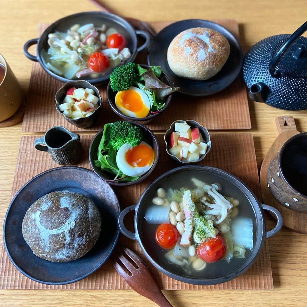 みかさんのインスタグラム写真 - (みかInstagram)「2020.11.2  おはようございます  今日のあさごはんは  ・大豆と野菜とベーコンのスープ ・あんパン ・ゆで卵サラダ ・りんごヨーグルト ・ルイボスティー  昨日は鎌倉へ行ってきました。 お目当ては富山の陶芸作家さん はなさん　@hanasan616  のグループ展。 なかなか沢山の作品を見られること ないので貴重な貴重な機会。 見逃せず、いざ鎌倉！  シンプルなんだけどかわいく 食卓がほっこりするはなさんの 器、使いやすくて毎日登場させてます。 今回は黒釉の持ち手付き耐熱の器を 連れて帰りました❤︎  で、今朝ははなさん器大集合で。 パンは鎌倉レンバイ内の パラダイスアレイさんのあんパンを。 美味しいしうつわとお料理の コンビネーションうまく行った？で うれしい朝になりました✨  月曜日、今週もがんばろう〜  #あさごはん#朝ごはん#朝食#朝ごパン#パラダイスアレイ#パンとスープ#うつわ#器好き#さざなみプレート#hanasan#breakfast#morning#cooking#igersjp#locari#おうちごはん#おうちごはんlover#フーディーテーブル#朝時間#朝美人アンバサダー」11月2日 8時27分 - mikasko