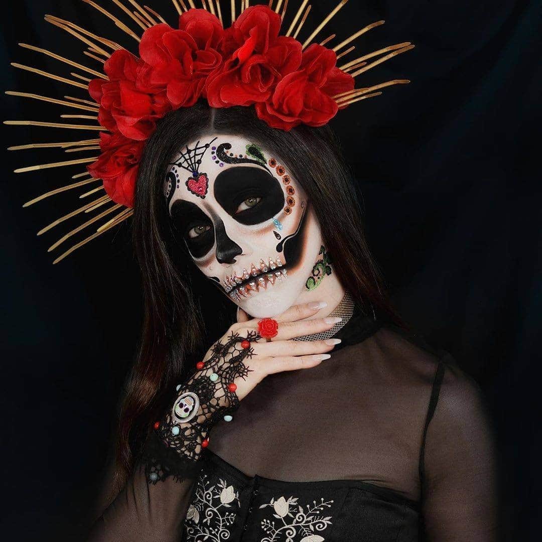 NYX Cosmeticsさんのインスタグラム写真 - (NYX CosmeticsInstagram)「You've heard me scream at night, wandering the alleys looking for those who I've lost. I'm a legend and for now I've transformed myself to a Catrina 💀 Meet the Catrina Llorona. The Mexican legend, the Llorona, turns into the Catrina to commemorate Dia de Muertos.✨ @rosymcmichael slays this gorgeous look using our new SFX Face & Body Paint Palettes 🌹  - Seguro has escuchado mis gritos en noche. Me has escuchado llorar por la obscuridad buscando a aquellos a los que perdí 💀 Conoce a La Catrina Llorona. La leyenda de la Llorona se convierte en una leyenda inmortal, la Catrina. ✨Crea tus propios looks de leyenda con la paleta SFX Cream Colour. 🌹  - #nyxcosmetics #nyxprofessionalmakeup #crueltyfreebeauty」11月2日 8時28分 - nyxcosmetics