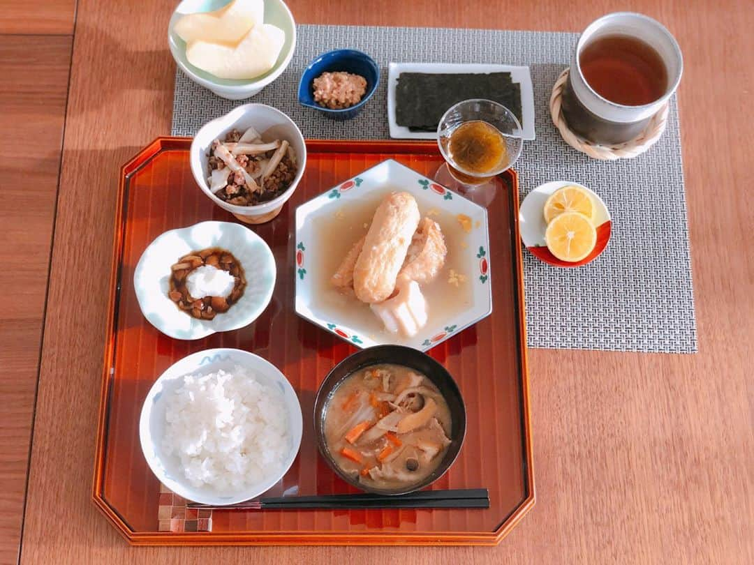 英玲奈さんのインスタグラム写真 - (英玲奈Instagram)「#今日の朝ご飯 #夫の朝ご飯 今朝も寄せ集め。 #おでん #豚汁 #なめこおろし #エリンギと肉そぼろ和え #もずく #海苔 #納豆 #林檎 常備菜をちょっとずつ変身させて全然違うもの風に出すw 飽きずに残さず食べてもらう工夫。  #ていねいな暮らし #季節を感じる暮らし#からだにいいこと#料理 #からだにやさしいごはん #おうちごはん#夫の健康守りたい#10年後の健康の為に#無添加#無化調#オーガニック#低gi #美腸活#趣味生活#料理家#erenakitchen」11月2日 8時31分 - erena_erenyan