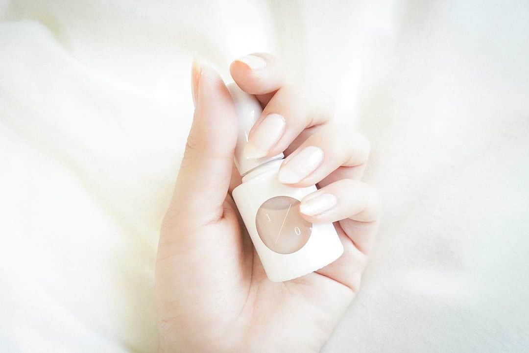 緑川百々子のインスタグラム：「1／0  nyu~haku pink🥛  いつも爪を綺麗だと褒めてくれる友達が、ukaのネイルポリッシュをお誕生日プレゼントにとくれました…！ @air_in_chan ありがとう(ToT)」