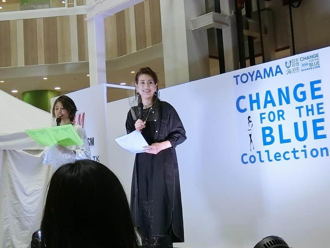 池端忍のインスタグラム：「【CHANGE FOR THE BLUE COLLECTION】  昨日、富山市と日本財団が海洋ゴミ対策のモデルづくりを進めるプロジェクトの一環で3R（リデュース・リユース・リサイクル）の視点から富山の青い海を守ろうという主旨のもと開催されたファッションショーに出演させていただきました。  使用済みのペットボトルや廃棄された繊維、プラスチックなどから作られた衣料や亜鉛をリサイクルして作られた小物、不要になった衣類を再利用して作られた衣料、元々あった衣類を特殊な染料で染め上げ、元の商品をより良い物に作り直すアップサイクル衣料。  世界中のハイブランドなどでもサスティナブル、持続可能な産業を目指す動きが活発になってきており、身近な企業も海や自然を綺麗にしていこうという取り組みが強くなっていることを感じました。  ファッションショーと衣装紹介に携わらせていただきながら、私自身大変勉強になりました。  ご来場、応援して下さった皆様方、関係者の皆様方、ありがとうございました。  #富山 #ファッションショー #fashion  #fashionshow  #changeforthebluecollection #3R #Reduce #Reuse #Recycle #SDGs #Sustainable」