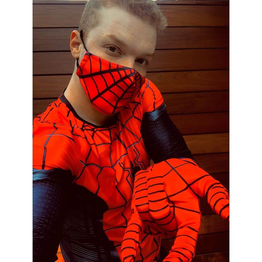 キャメロン・モナガンのインスタグラム：「Yesterday I went jogging as Your Friendly Neighborhood Socially-Distanced Guy.」