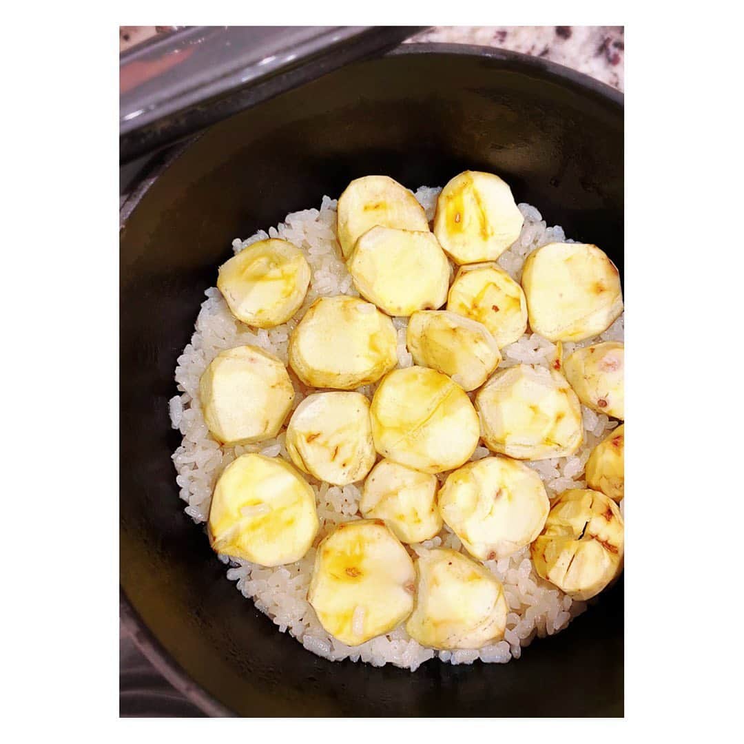 望月理恵さんのインスタグラム写真 - (望月理恵Instagram)「栗ご飯作りました。 見た目イマイチ ですが、ホクホクして美味しいですよ☺️ ただ、、 栗を剥く作業が大変です。 また腕が痛い、、、 3年前から腱鞘炎治らず #栗ご飯#秋ご飯 #芋好き」11月2日 8時41分 - mochiee28