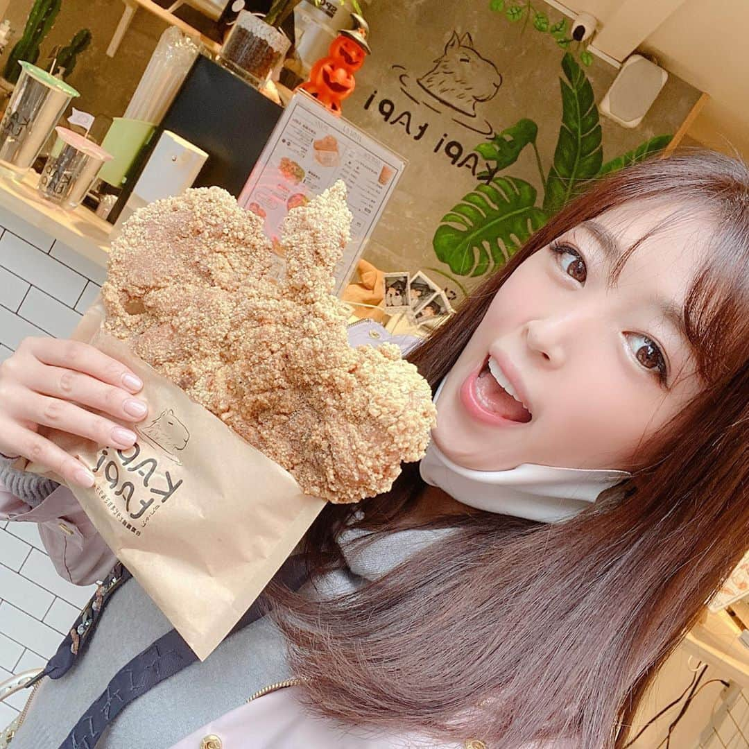 手束真知子さんのインスタグラム写真 - (手束真知子Instagram)「インパクト抜群！！ 渋谷にあるカピタピに行ってきました！ 顔より大きい台湾ジーパイ唐揚げ！！ 外側サクサクの食感とモモ肉のジューシーに 台湾特有のスパイシーな香り、 甘いタピオカミルクティーとも相性抜群ですっ☆  美味しかったし インスタ映えだし サイコー！！  #カピタピ #渋谷台湾グルメ #渋谷タピオカ #pr #トリドリベース」11月2日 8時43分 - machikotezuka