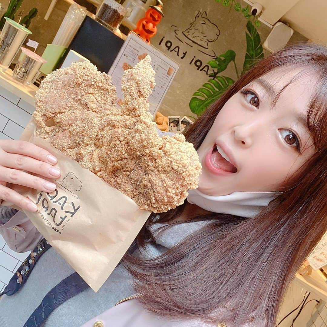 手束真知子さんのインスタグラム写真 - (手束真知子Instagram)「インパクト抜群！！ 渋谷にあるカピタピに行ってきました！ 顔より大きい台湾ジーパイ唐揚げ！！ 外側サクサクの食感とモモ肉のジューシーに 台湾特有のスパイシーな香り、 甘いタピオカミルクティーとも相性抜群ですっ☆  美味しかったし インスタ映えだし サイコー！！  #カピタピ #渋谷台湾グルメ #渋谷タピオカ #pr #トリドリベース」11月2日 8時43分 - machikotezuka