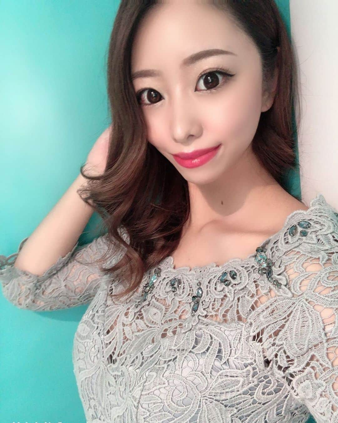月城すみれさんのインスタグラム写真 - (月城すみれInstagram)「ちょっと迷っていることがあるので SNSや各ブログを見て下さってる方に ご意見を聞かせて頂きたいのですが…🥺  昔(5～10年前)の私の写真を載せようか 迷っているんですー🥺！！！ 見たいって方がある程度いたら、 ちょっと…いや、だいぶ恥ずかしいけど 載せちゃおうかな～なんて思ってます❤️ . DMやコメント等で教えて下さい🌝🌝 .  #月城すみれ #バルセロナ #バルセロナグループ #barcelona #ラウンジ凛 #キャバクラ #ニュークラブ #ホステス #飲み屋 #キャバ嬢 #シャンパン #北海道 #札幌 #さっぽろ #すすきの #ススキノ #歌舞伎町 #六本木 #北新地 #錦 #中洲 #可愛い #いいね返し #自撮り  #昔の写真 #アンケート#イメチェン #followme #likeforlikes #followforfollow」11月2日 8時43分 - rin_tsukishiro.sumire