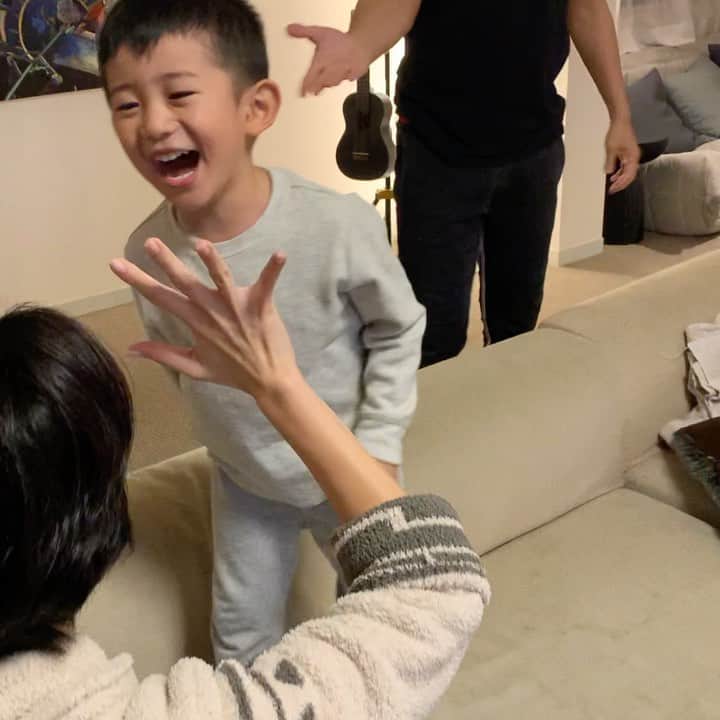 小堀ケネスのインスタグラム：「Little Dean and Uncle Cyril’s Magic Show!🤣  ディーン君とセロおじさんのマジックショー！😆  #notdrunk #littledean #cyril #magic #ディーン君＃セロ#おじさん#マジックショー  @mariakamiyama  @cyrilmagic」