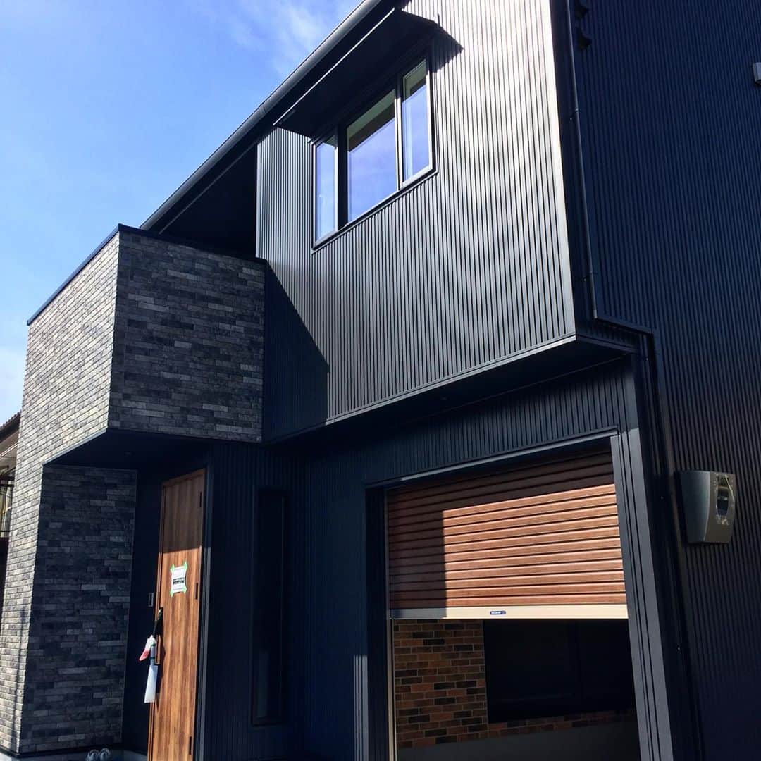 SH-Spaceさんのインスタグラム写真 - (SH-SpaceInstagram)「楽しい住まい！完成に向けて足場解体し、晴れて外観のお披露目です！ 屋根のあるワイドバルコニー、愛車を室内から眺められるガレージ、薪ストーブに、自宅勤務が出来るスペースなど「楽しい」が沢山詰まってた住まい！  完成に向けて工事進捗中です！ #SHーSpace # ガレージハウス #ガレージのある生活 #注文住宅 #マイホーム #新築 #狭山  #所沢 #川越 #住宅 #金属サイディング #家 #建築#工務店 #家づくり#飯能 入間  #マイホーム計画 #ワイドバルコニー #狭山市 #ワイドバルコニーのある家 #一戸建て #ガレージライフ #ガレージ  #ガレージライフ #施工事例 #設計 #住まい #home #ガレージハウス #薪ストーブ」11月2日 8時56分 - sh_space.home