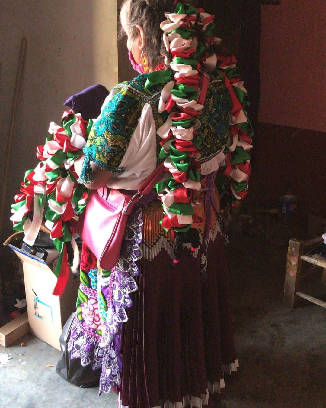 トームさんのインスタグラム写真 - (トームInstagram)「Have you ever seen anything so beautful as this #Purepecha #Guares woman and her ceramic ladies in the cutest lil town #Capula #Morelia #Michoacan #mexico  . #DiaDeLosMuertos #DayOfTheDead」11月2日 8時56分 - tomenyc