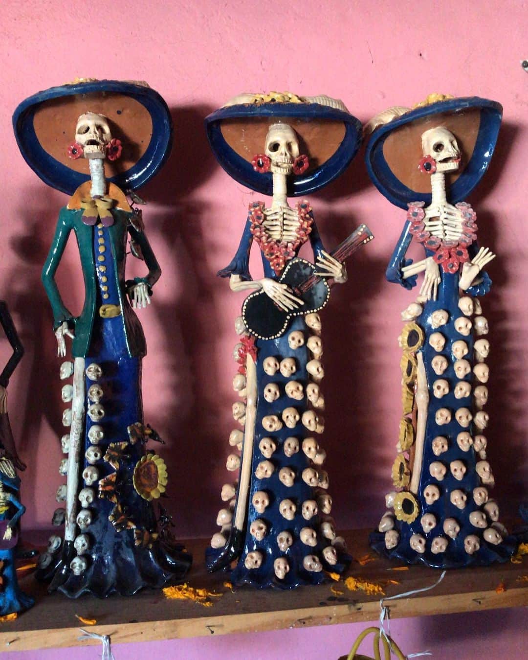 トームさんのインスタグラム写真 - (トームInstagram)「Have you ever seen anything so beautful as this #Purepecha #Guares woman and her ceramic ladies in the cutest lil town #Capula #Morelia #Michoacan #mexico  . #DiaDeLosMuertos #DayOfTheDead」11月2日 8時56分 - tomenyc