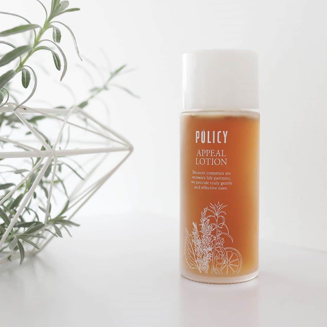 Eri Satoのインスタグラム：「以前からずっと気になっていた @policy_cosmetics  の #アピールローション · ポリシー化粧品のコスメはご覧の通り、パッケージも可愛くて😍 · こちらのアピールローションは敏感肌用の化粧水。 黒砂糖エキスやヒアルロン酸がたっぷり入っているので、茶色く、とろみのあるテクスチャーになっています☺ · 最近肌荒れが気になるので、そういう時のお助けアイテムjにぴったり✨ アトピー肌にもオススメとのことで、最近荒れがひどい旦那にも使ってもらってます！ · #policycosmetics#ポリシー化粧品#おうち美容#おこもり美容#おうちエステ#美容#化粧水#美容好きさんと繋がりたい#スキンケア#スキンケア好きさんと繋がりたい#敏感肌#敏感肌コスメ#アトピー#アトピー性皮膚炎」
