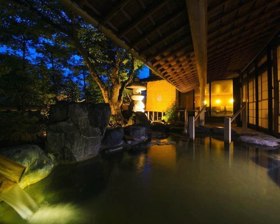 JAPAN TRIP 大人旅〜厳選の宿〜のインスタグラム：「． 🗾岐阜／飛騨高山温泉 📷飛騨亭花扇 @hidatei_hanaougi   #岐阜  #高山 #飛騨亭花扇  #大人旅_厳選の宿 #大人旅jp #そうだ旅に出よう #旅行 #温泉 #露天風呂 #旅館 #露天風呂付き客室 #ラグジュアリー #ホテル #大人旅 #国内旅行 #旅行好きな人と繋がりたい #旅行に行きたい #withコロナ #gototravel #otonatabi #hotsprings  #japantrip #japantravel #trip #travel #onsen #ryokan #luxury #hotel」