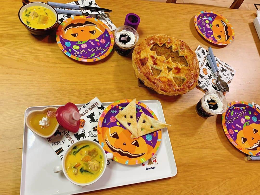 長富彩さんのインスタグラム写真 - (長富彩Instagram)「今年のハロウィンディナーは パンプキンシチューと、おばけトースト(切っただけ笑) パンプキンミートクミンパイと オレンジゼリー、コーヒーゼリーを作りました🥰  余裕がなくて、しっかり仕込んで料理したのは久しぶりで楽しかったー🥰  娘は英語教室のハロウィンウィークでミニーで出かけました。本当はウッディかバズのコスプレさせたかったけど一回しか着ないし本人がまだよくわからないのに本格的なのは高すぎてやめた笑。  #halloween #あやめし　#cooking #dinner」11月2日 8時59分 - nagatomiaya