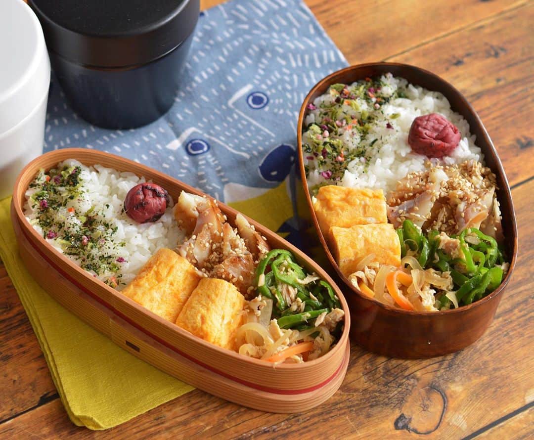 yukiyoのインスタグラム：「2020.11.2* ・ 今日のお弁当 ・ 花むすびふりかけと梅干しごはん 出汁巻 赤魚昆布醤油干しのほぐしたのごま和え 無限ピーマン 大根炒り ・ お湯を入れるお味噌汁付き ・ ・ 最近夕方物が二重に見えだす。 歳のせいかーと思いながらメガネを新調する事にした。 J!NSで笑 ・ 40%ブルーライトカットにしたら引き渡しが11/11 ・ さて。 どうかしら… ・ ・ 店員さんにフレームの相談に乗ってもらいましたが 「おねーさん色白だからこのフレームの方が…」 ・ ・ ・ ・ ・ 嘘だろ笑 色白とか生まれて初めて言われたよ（爆 ・ ・ ・ #お弁当 #obento #bento #lunch #lunchbox #onthetable #japanesefood #暮らし #曲げわっぱ #lin_stagrammer #ロカリ #おうちごはんLover #マカロニメイト #IGersJP #フーディーテーブル」