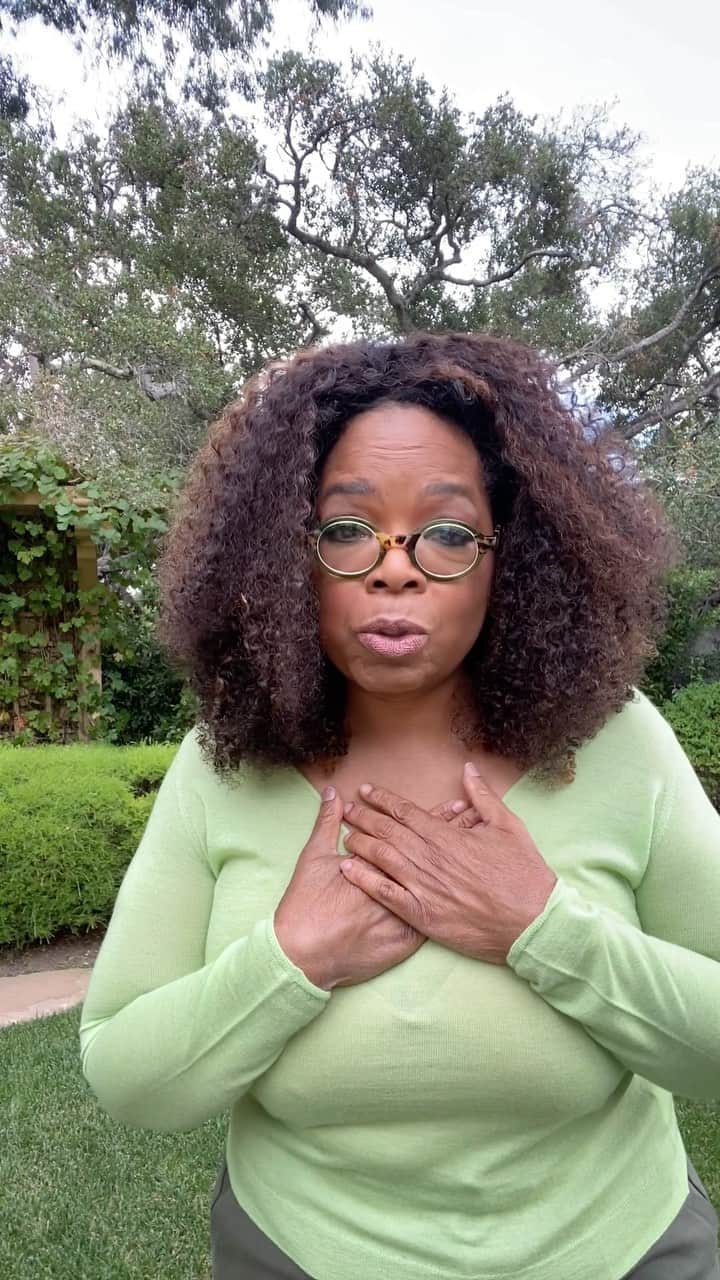 オプラ・ウィンフリーのインスタグラム：「Calling all prayer warriors. Join me tomorrow 11/2 at 8 PM EST for a night of healing, action, and hope. Register for free at zoomwithoprah.com 🙏🏽 #OWNYourVote」
