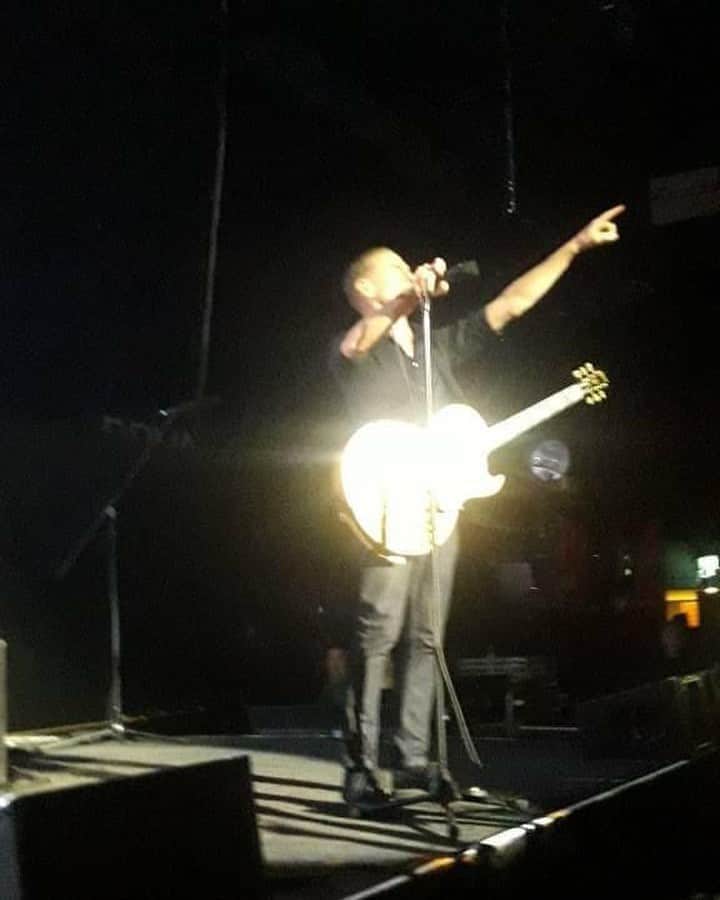 ブライアン・アダムスのインスタグラム：「Shine a light! Reflections off my Gibson ES295 last year in Buenos Aires, Argentina 🇦🇷#bryanadamsshinealight #gibsones295」
