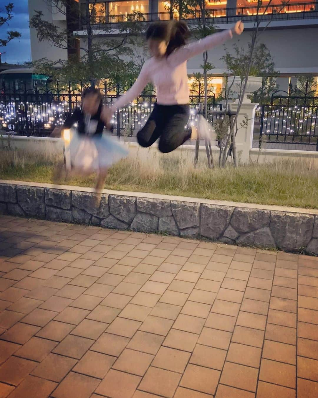 森本さやかさんのインスタグラム写真 - (森本さやかInstagram)「じゃーーーーーんぷ！ #着地 🤣 #jumping  #withdaughter  #せーの  #ジャンプ」11月2日 9時06分 - sayakamorimoto1011