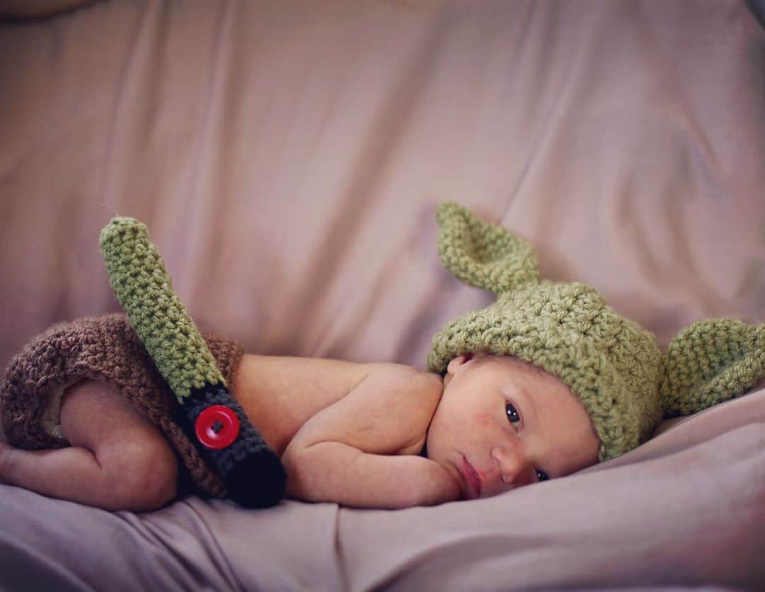 ジュリア・ボスのインスタグラム：「May I introduce to you Baby Yoda- winner of Halloween 2020 and our hearts forever ❤️👶🥰#soinlove #myeverything #babyyoda #babiesfirsthalloween #halloween2020 #theforceisstrongwiththisone @dzonshine」
