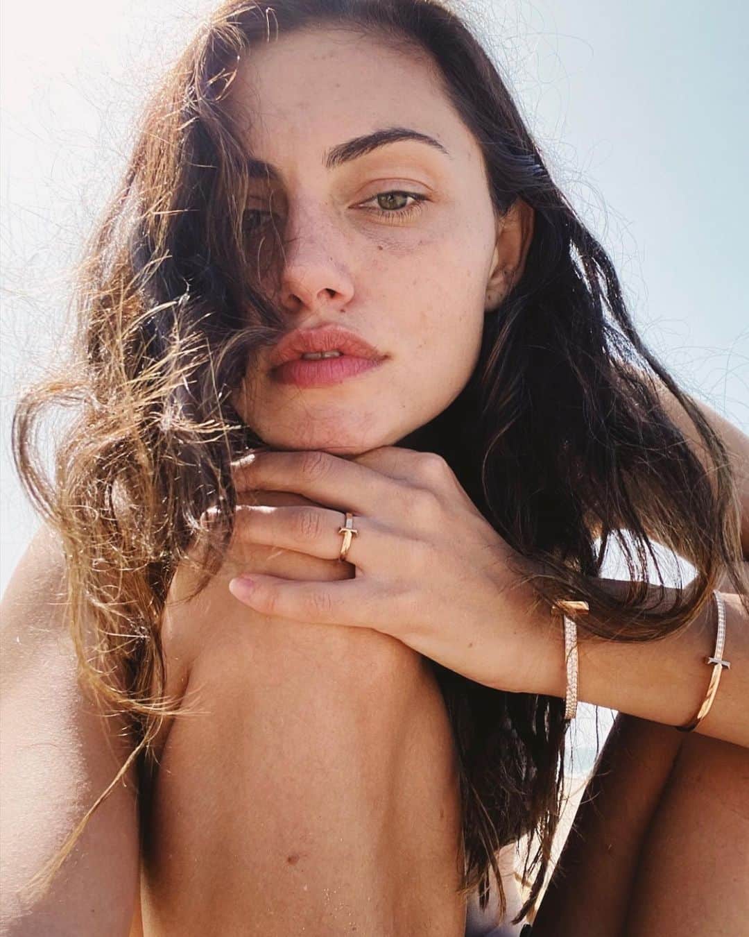フィービー・トンキンのインスタグラム：「🌊 @tiffanyandco #tiffanyt1 #tiffanypartner」
