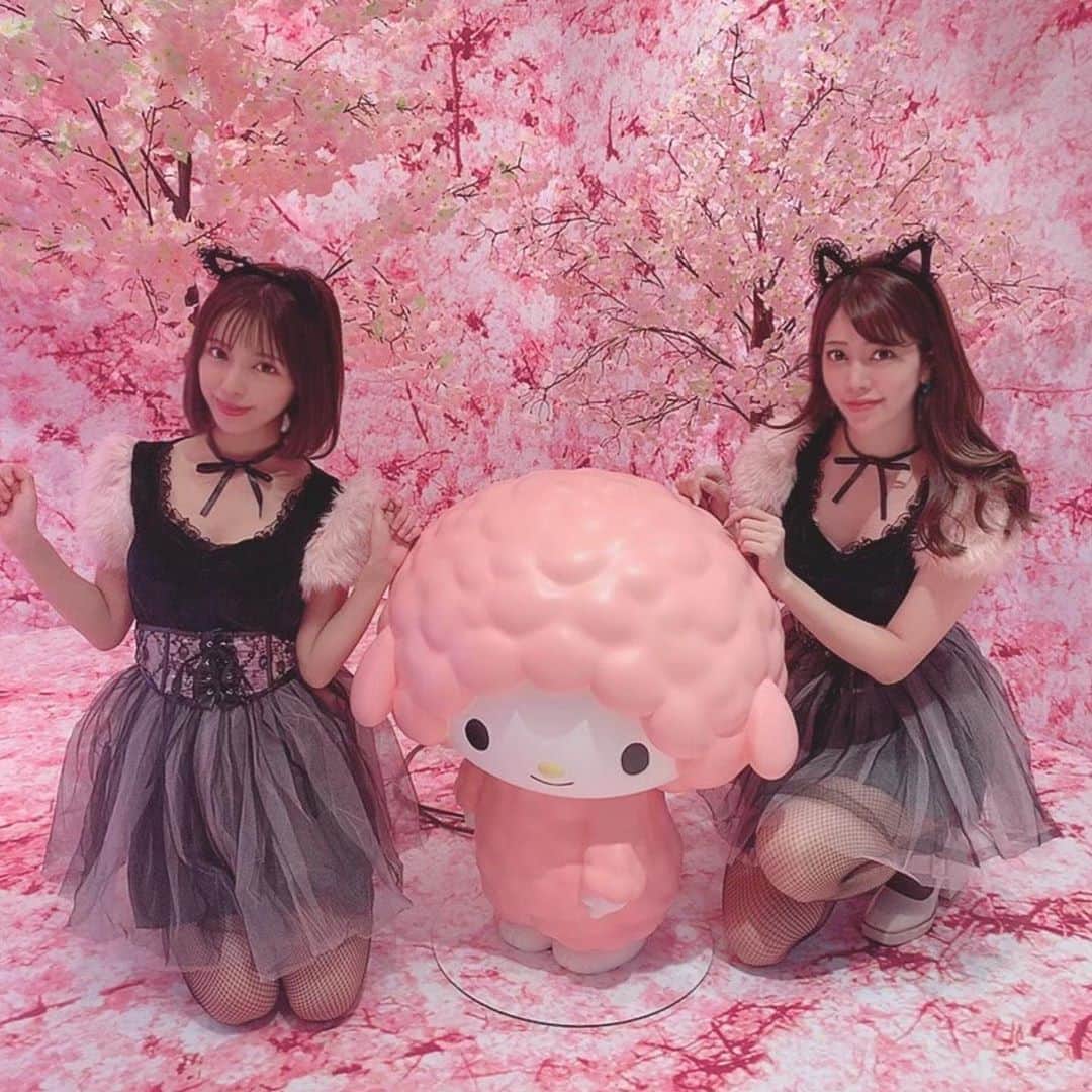 薄井美樹のインスタグラム：「．     ハロウィン当日じゃなかったけど 今年もはづと一緒に👻💕     なんだかんだで知り合って 3年目🥺あっという間♫♫     ．」