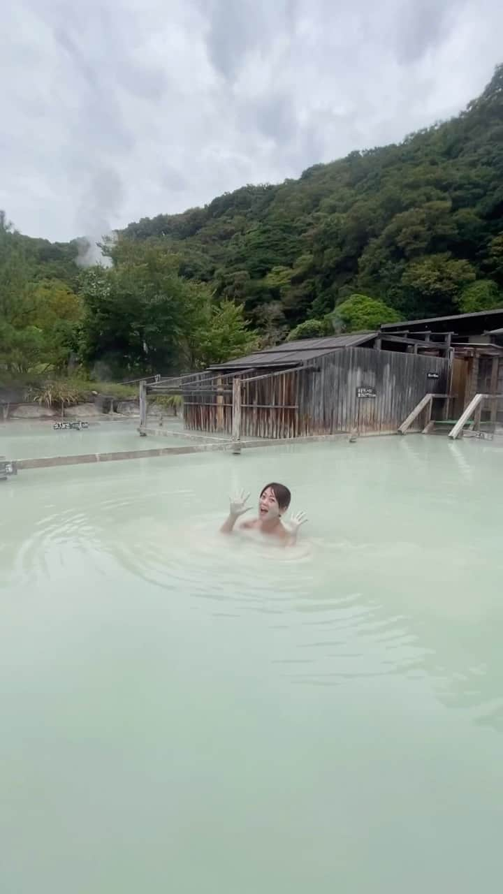 北出恭子のインスタグラム：「"Beppu Onsen Recreation Land" in Myoban Onsen, Beppu Onsen, Oita Prefecture ♨️✈️  It is a hot spring with a long history that appeared in the literature in the first half of the 8th century ✨🇯🇵  A hot spring bathing facility where you can enjoy mud baths that are a blend of mineral mud, sulfur, and acidic springs from "Konya Jigoku," where fumaroles, hot mud, and hot water spring out. ♨️♨️♨️  There are 6 types of bathtubs in total, including separate bathtubs for men and women and a large open-air bath with mixed bathing ❗️⛰☀️  Applying thick, creamy mud to the skin removes dirt, dead skin cells, and sebum, making the skin smooth like a boiled egg, and the effect of the mud warms the body very much ♨️🥚❤️💆‍♀️  ※撮影のため、特別に許可を得て撮影しております🎥  #kitadekyoko #hotspings #japan  #japanesegirl #onsen #outdoorbath #beppu #beppuonsen #beppuhells  #mudbath #oita #溫泉 #온천 #openairbath #spa #trip #travel # #nature #naturephotography #別府 #別府温泉保養ランド #おんせん県おおいた #大分県 #温泉専門家 #温泉家 #北出恭子 #温泉 #混浴 #露天風呂 #泥湯」