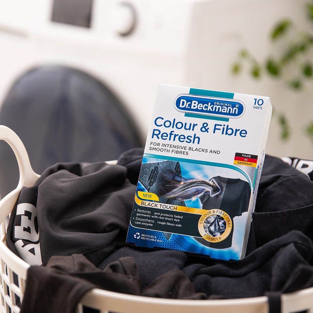 ecomfort（エコンフォート）さんのインスタグラム写真 - (ecomfort（エコンフォート）Instagram)「洋服を染めた経験ありますか？？  #drbeckmann の ブラック＆ファイバーリフレッシュ　黒復活シートは 黒い衣類の悩み、色あせと毛羽・毛玉が、このシートを入れて洗濯するだけで解決します  黒い衣類を集め、シートを洗濯機に入れ、洗剤を入れて洗濯スタート  洗濯水の中にシートから色素が飛び出し、衣類に付着 色褪せて白っぽくなった黒のTシャツや黒ポロシャツの黒色がクッキリよみがえります👣  さらに、シートには酵素が含まれ、毛羽立った繊維を分解し除去してくれます  新洗濯習慣 衣類のカラーリング＆ダメージケアで、黒のおしゃれを長く楽しみましょう👖  【使用方法】 ①黒い衣類を集めて洗濯機へ入れ、洗剤を入れる。 1回の洗濯の目安は3kg。  ②洗濯機にシートを1～3枚入れる。枚数が多いほど、色が濃くなり、毛羽立ちがスムースになります。 ※黒色を長持ちさせるために、定期的に1枚入れて洗濯してください。  ③洗濯が終わったら、シートを取り除き、ゴミ箱へ捨ててください。  価格:	¥1,155 (税込)  ✎プロフィールから詳しいサイズやお値段などの情報をご覧頂けます→@ecomfort_eoct  #ecomforthouse🏠 宮下織絵  #エコンフォート #ecomfortHouse #サスティナブル #サスティナブルショップ #エコ　#サスティナブルな暮らし #暮らしを楽しむ #丁寧な暮らし #おうち時間をもっと快適に　#おうち時間をもっとたのしく #おうち時間 #北欧 #今日の買い物が未来を変える #ホームデトックス　#ドクターベックマン #ステインペン #色移り防止シート #洋服のゴミを増やさない #おしゃれな人は使ってる #ガーメントケア #洗濯好き #白シャツ #ナチュラルな暮らし  #エシカルファッション」11月2日 9時18分 - ecomfort_eoct
