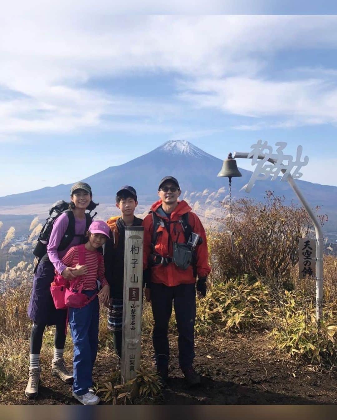 AYUMIさんのインスタグラム写真 - (AYUMIInstagram)「標高1598m、杓子山登頂⛰ すそのまで広がる富士山、絶景です✨  山頂で天空の鐘を🔔💫  #杓子山 #家族登山 #登山日和 #AYUMIアウトドア #AYUMI登山」11月2日 9時19分 - ayumiayunco