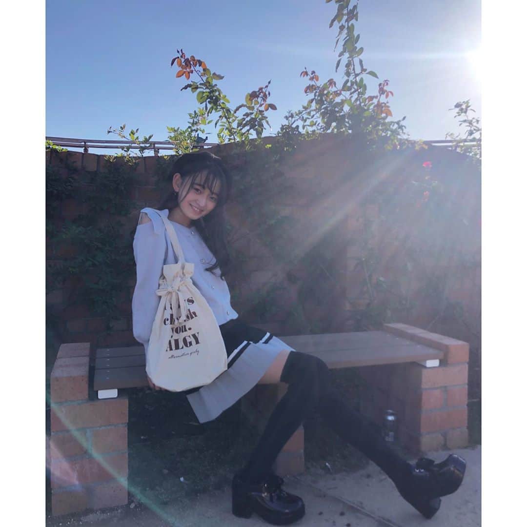 ニコ☆プチのインスタグラム：「おはよっ🥳 プチモのふろくの使い方、今日はガーリーコーデのジュリ💎   今回のふろくもめっちゃ可愛い💛 じゅりは勉強道具を入れて お友達と図書館に行ったよ₍₍ ( ๑॔˃̶◡ ˂̶๑॓)◞♡ ガーリーコーデに合わせました~🎀 とっても便利で使いやすいから みんなもたくさん使ってね‪⸜‪‪☺︎‬⸝‬‪‪ ‪︎‬︎❤︎じゅり‪︎‬︎❤︎  #ニコプチ #ニコプチふろく #プチモのふろくの使い方  #ニコプチふろくのある生活  #アルジー #ALGY #ふろく #八木珠梨」