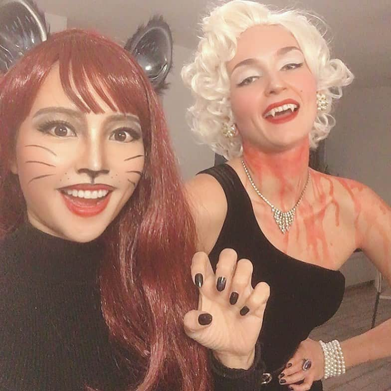 佐藤唯さんのインスタグラム写真 - (佐藤唯Instagram)「Halloween ホームパーティー🎃👻💜 ・ #ハロウィンコスチューム #初めてのキャットメイク#猫メイク #マリリンモンロー💋 #アメリカハロウィン #ホームパーティー #レッドウィッグ #halloween #america #austin #halloweenmakeup #halloweencostume」11月2日 9時25分 - y3u2i9