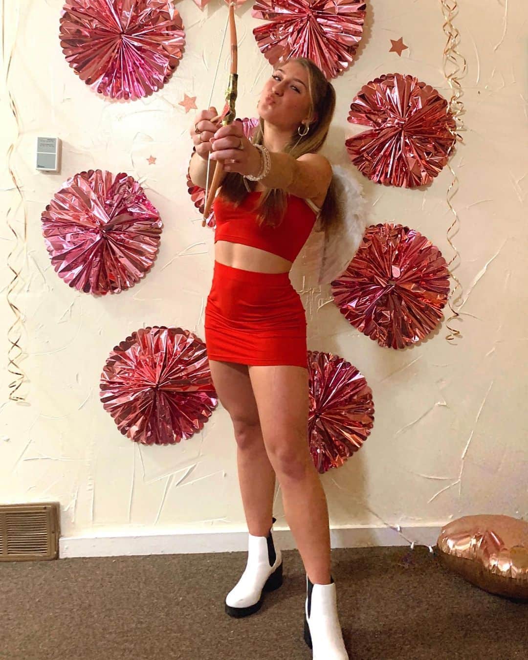 ハンナ・ミラーのインスタグラム：「Cupid’s arrow is aimed at everyone who made my birthday weekend so special 💕 thank youuuuuu」
