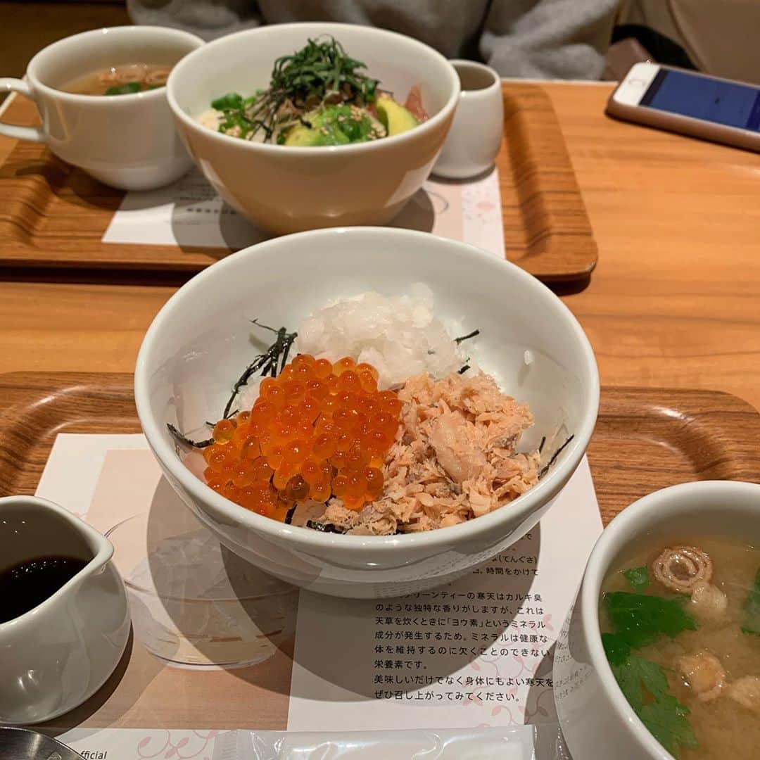 関西LIFE－homelife－のインスタグラム：「【兵庫県・神戸】 【nana's green tea】 . 神戸ハーバーランドに入っているお店です(*^-^*) 抹茶を使ったスイーツも人気ですが、今回はランチをいただきました！ シャケとイクラは相性ばっちりで美味しかったです♪ . . @homelife_local では #homelife_兵庫 では兵庫のいいところを紹介していきます。みなさんの大好きな兵庫を教えてください。 . . #nana's green tea #神戸 #ナナズグリーンティー #シャケとイクラの親子丼 #どんぶり #カフェランチ #いくら #鮭 #パフェ #ランチ #ハーバーランド #神戸ハーバーランド #甘味処＃スイーツ #丼 #神戸グルメ ＃兵庫ランチ #兵庫ディナー #兵庫グルメ #兵庫旅行 #兵庫観光 #兵庫旅 #そうだ兵庫行こう #観光 #旅行 #兵庫 #japan #japantrip #japantrip2020 #hyogo」