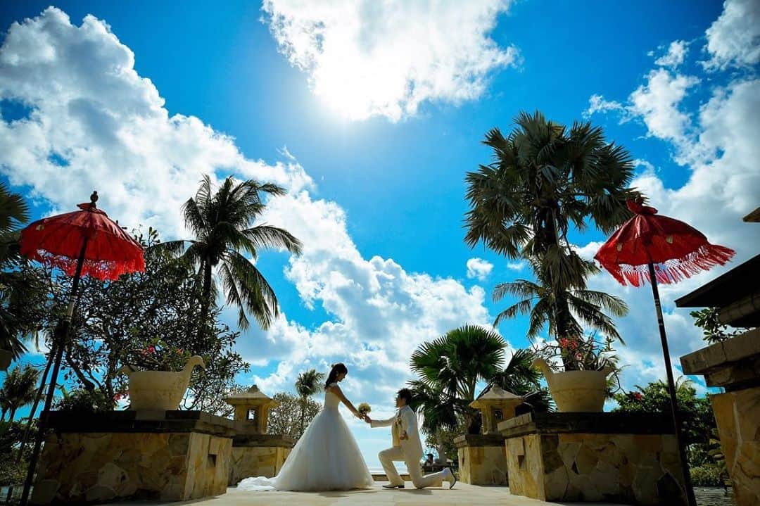 H.I.S. ウェディング（エイチ・アイ・エス）さんのインスタグラム写真 - (H.I.S. ウェディング（エイチ・アイ・エス）Instagram)「≪🌷本日の花嫁🌷≫ . 挙式を終えられた新郎新婦さまの加工なしのリアルなお写真です🥰  式場選びのご参考にされてみてくださいね🕊 . . . 📍Wedding at  #バリ島　#アヤナリゾート　#アスティナチャペル . . 意外と知られていない？バリ島の海も結構きれいなんですよ✨ . . ▷◁────────────────────▷◁  アンケートにご協力くださいました新郎新婦様、 誠にありがとうございました🙌🌟  ▷◁────────────────────▷◁ . 📯2021年お得な商品を発売中📯  人気のハワイ、沖縄を中心にいち早く来年の ご予約を承っています💒  詳しくは、TOPのプロフィールよりホームページをご覧ください🖥 . . ‥‥‥‥‥‥‥‥‥‥‥‥‥‥‥‥‥‥‥‥‥‥‥‥‥‥‥‥‥‥‥‥ . ▶︎ハッシュタグのあとに「チャペル名his」 で検索してみてね！ HISの先輩花嫁のお写真が見られるよ🕊 . . ▶︎みなさんのご質問にお答えします♡ 『海外挙式ってどんな感じ？』 『予算は？』 『準備期間は？』 『まずどうしたらいいの？』 など、疑問や質問があればコメント欄に入れてね😉❣️ お答えしていくよ♪ . ▶︎HISで挙式をされた花嫁さんは　#his卒花  とハッシュタグを入れてね！ こちらで紹介してもいいよ、という方はDMお待ちしてます♪ . ──────────────────── #hisウェディング #バリ島ウェディング  #リゾート婚 #リゾート挙式 #海外ウェディング #結婚式準備 #プレプレ花嫁 #幸せバトン #日本中のプレ花嫁さんと繋がりたい #ゼクシィ2020  #タビ嫁 #tabijyo_wedding #2021春婚 #2021秋婚 #プロポーズ #理想の結婚式  #his花嫁 #海外挙式準備 #サマーウェディング #ハワイ好きな人とつながりたい #式場探し中 #海外ウェディングフォト #リゾートウェディング #リゾ婚 #アヤナリゾートhis #バリ島挙式」11月2日 9時39分 - his_wedding