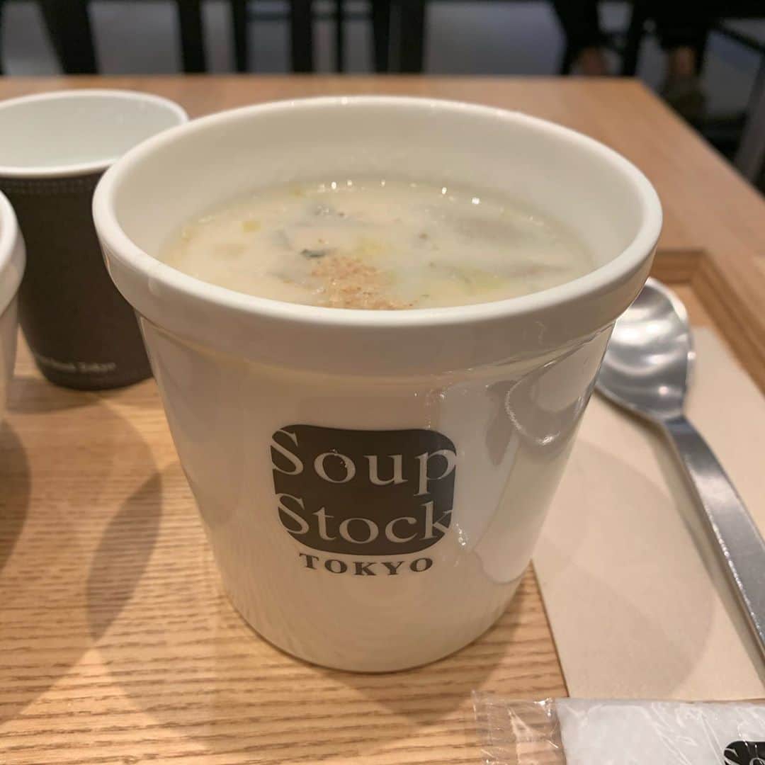 関西LIFE－homelife－のインスタグラム：「【大阪府・梅田】 カフェ感覚で利用できる【SoupStockTokyo】 . 人気のスープストックトーキョーさんで 鶏つくねと根菜の和風チャウダーをいただきました♪ クリーミーなお味で、心も身体も温まって大満足でした( ^ω^ ) . . @homelife_local では #homelife_大阪 をつけて投稿された素敵な大阪の写真を紹介していきます。大好きな大阪を一緒に盛り上げていきましょう。 .  . #スープストックトーキョー #SoupStockTokyo #梅田 #スープ #鶏つくねと根菜の和風チャウダー #鶏つくね #根菜 #和風チャウダー #スープストック #クリーミー #美味しい #軽食 #カフェ感覚 #ぽかぽか #女子会 #大阪 #大阪グルメ #大阪ランチ #梅田ランチ #大阪女子会 #大阪旅行 #大阪観光 #そうだ大阪行こう #大阪 #観光 #yummy #japan #japantrip #japantrip2020」