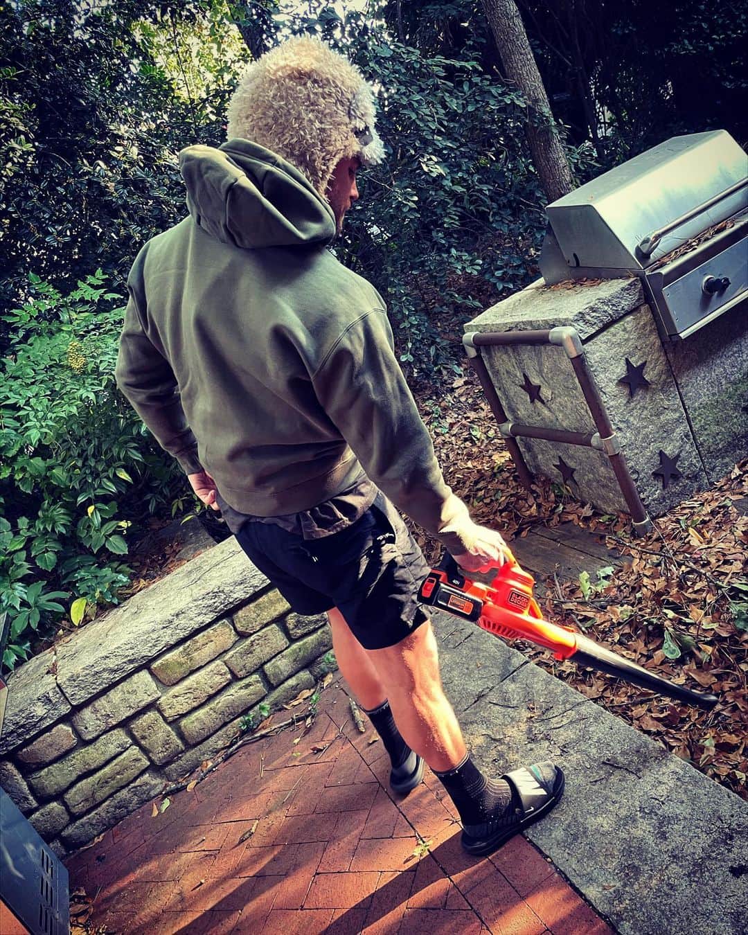 スティーヴン・アメルのインスタグラム：「The Rams game was so shitty today that I went out to our side yard in a sloth hat for some yard work with our LEGAL electric leaf blower. Stayed out there for two hours.」