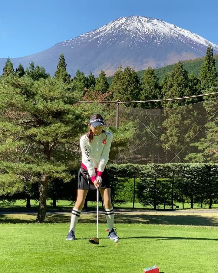 のインスタグラム：「. 富士山ショット🏌️‍♀️ 篭坂ゴルフクラブはたくさん映えるところがあって素敵です🗻✨ @kagosaka.g.c_golf  . いいお天気で最高でした☀️ . . . #ゴルフ#golf#⛳️#ゴルフ女子#ゴルフ好き#ゴルフウエア#ゴルフコーデ#ゴルフスイング#골프 #골프웨어 #골프스윙 #여행 #해외여행 #골프스타그램 #골프중독 #와인 #소주 #좋은시간 #アルチビオ #ゴートゥグリーン#富士山#篭坂ゴルフクラブ」