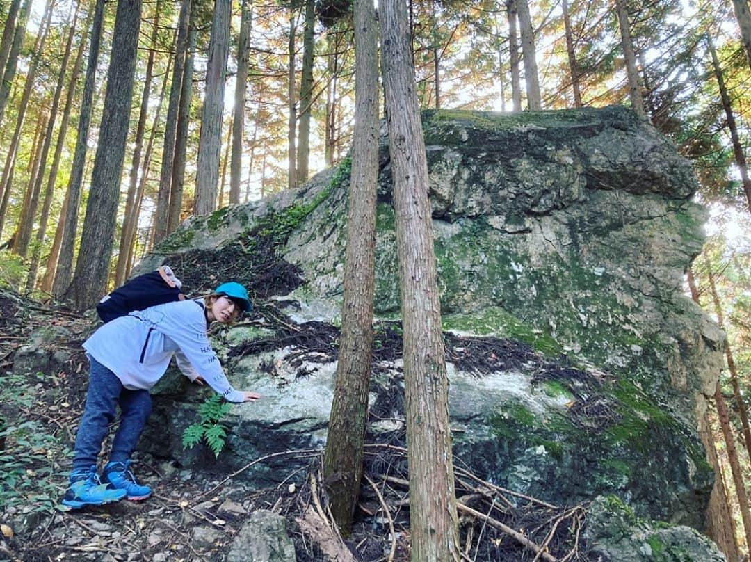のインスタグラム：「久しぶりの⛰ 馬頭刈山〜瀬音の湯コース⛰♨️ 電車とバスで行けちゃうのだ👍🏻 . 初っ端から泣きそうな斜め45°でしょってくらいの岩ゴツ坂道で開始10分で引き返そうかなと思ったけどw なんとか登頂できました〜☺️ マムートの靴のお陰だ。。🙏🏻 . 松茸ご飯のおにぎりと、晴れた日の富士山🗻 ありがたや〜✨ . 温泉もとろ湯で最高だった〜💕ツルツルになる！ 温泉三昧したいな〜♨️ . #登山 #🗻#馬頭刈山 #あきる野 #瀬音の湯 #mammut」