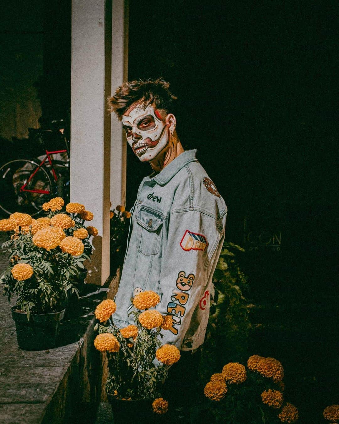 Sebastián Villalobosさんのインスタグラム写真 - (Sebastián VillalobosInstagram)「feliz día de muertos 🌼💀」11月2日 9時44分 - sebas