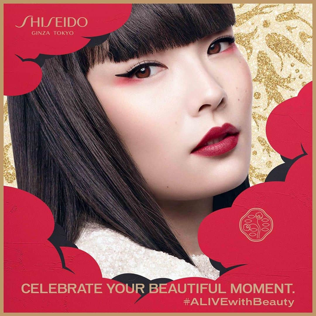 ノリタカタテハナさんのインスタグラム写真 - (ノリタカタテハナInstagram)「💄舘鼻則孝×SHISEIDO💄﻿ ﻿ “CELEBRATE YOUR BEAUTIFUL MOMENT” をテーマに、SHISEIDO（@shiseido_japan）2020年に世界展開されるホリデーコレクションをコラボレーションアーティストとして、クリエイティブディレクションを舘鼻則孝が担当しました。﻿ ﻿ 舘鼻作品に描かれるアイコンでもある「雲」をモチーフにホリデーらしく華やかでアーティスティックなパッケージデザインになっています。﻿ ﻿ スキンケアのアルティミューンからメイキャップアイテムまで幅広く展開しています。﻿ ﻿ 店舗では、ショッパーなどもホリデーエディションとなっていますので、クリスマスギフトにもおすすめです。﻿ ﻿ ホリデースペシャルサイト﻿ https://brand.shiseido.co.jp/20aw-holiday.html﻿ ﻿ #NoritakaTatehana﻿ #SHISEIDO﻿ #ShiseidoHoliday﻿ #ALIVEwithBeauty﻿ #KozueAkimoto﻿ ﻿ @shiseido﻿ @shiseido_japan﻿ @akimoto_kozue﻿ ﻿ -﻿ ﻿ Press Release﻿ ﻿ アーティスト舘鼻則孝氏とコラボレートした「SHISEIDO」ホリデーコレクション数量限定発売﻿ ﻿ 唐草と雲間を繊細なタッチでモダンに表現したオリジナルデザインの美容液など４品﻿ ﻿ 資生堂は、世界88の国と地域で展開している「SHISEIDO」より、2020年AWのホリデーコレクション【全4品目6品種】を、2020年11月1日(日）から、世界各国で順次数量限定発売します。国内では全国のデパートを中心とした約380店と、SHISEIDOオフィシャルサイト、資生堂の総合美容サイト「ワタシプラス」で発売します（発売元：株式会社資生堂インターナショナル）。」11月2日 9時47分 - noritaka_tatehana