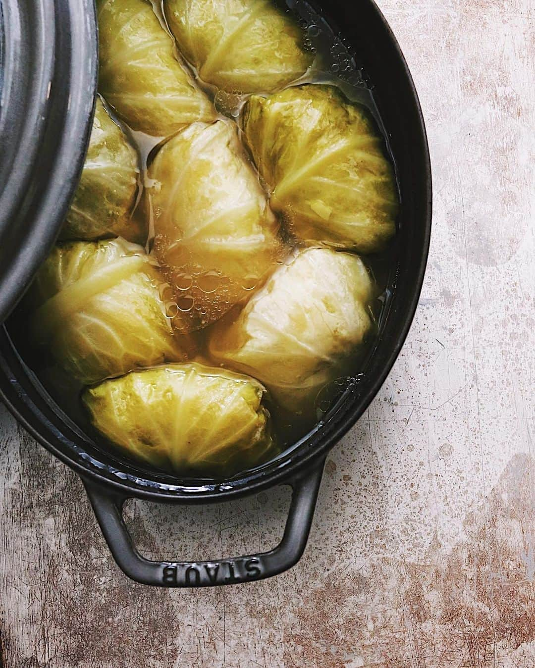 樋口正樹さんのインスタグラム写真 - (樋口正樹Instagram)「cabbage rolls . 今夜はロールキャベツ。 明日もロールキャベツ。 . . #ロールキャベツ #キャベツ料理 #じっくりコトコト #スープが美味しい #胃に優しいごはん #cabbagerolls #cabbageroll #stuffedcabbage #cabbagerollsoup」11月2日 15時13分 - higuccini