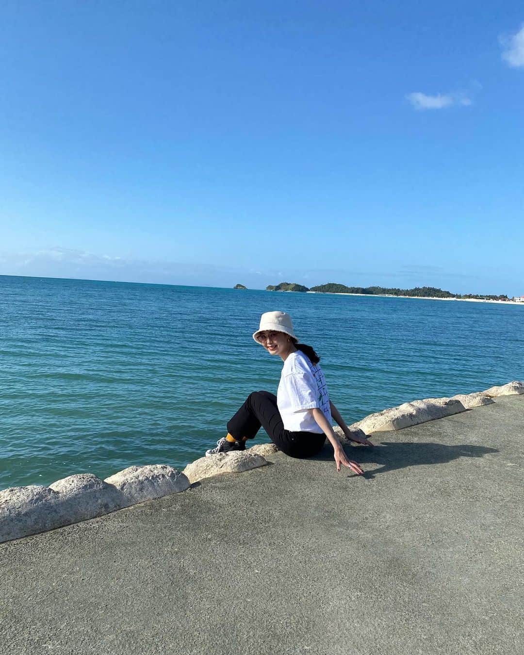 半田麗さんのインスタグラム写真 - (半田麗Instagram)「#reih_trip もちろん海も色々な角度から楽しみました🌊 上から覗くと泳いでいる魚が見えるくらいの抜群の透明度。 ぼーっと波の音を聞いているだけで癒されたなぁ。  5枚目の写真は、最終日のランチで立ち寄った国頭港食堂。 人気店だそうでとっても混んでましたが、新鮮な魚介を使った定食は忘れられない美味しさでした🤤 #沖縄 #国頭村 #週末旅行 #国頭港食堂 #辺戸岬 #茅打ちバンタ #沖縄旅行  沖縄旅行記はプロフィールリンクにある、Shareeにも更新しました✍️ @sharee_japan」11月2日 15時14分 - rei__handa