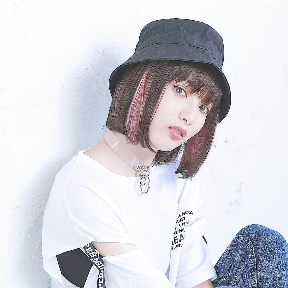 ウィッグとエクステのプリシラさんのインスタグラム写真 - (ウィッグとエクステのプリシラInstagram)「好評発売中の新作♡  10月売れ筋ランキングにもランクインしていた【A-703モアシルキーボブ】 遊びゴコロ溢れるインナーカラー2種類がおすすめです✨ BLUEorPLUM？？ シンプルな中にもエッジの効いたニュアンスカラーです。  #prisila#wig#prisilawig#プリシラ#ウィッグ#プリシラウィッグ#ボブ#ボブアレンジ#インナーカラー#メッシュカラー#外国人風#外国人風カラー#外国人風ヘアー#bob#ストレートボブ#黒髪ボブ#ぱっつん前髪#ヘアスタイル#ヘアアレンジ#スタイリング#新色#かつら」11月2日 15時15分 - prisilawig