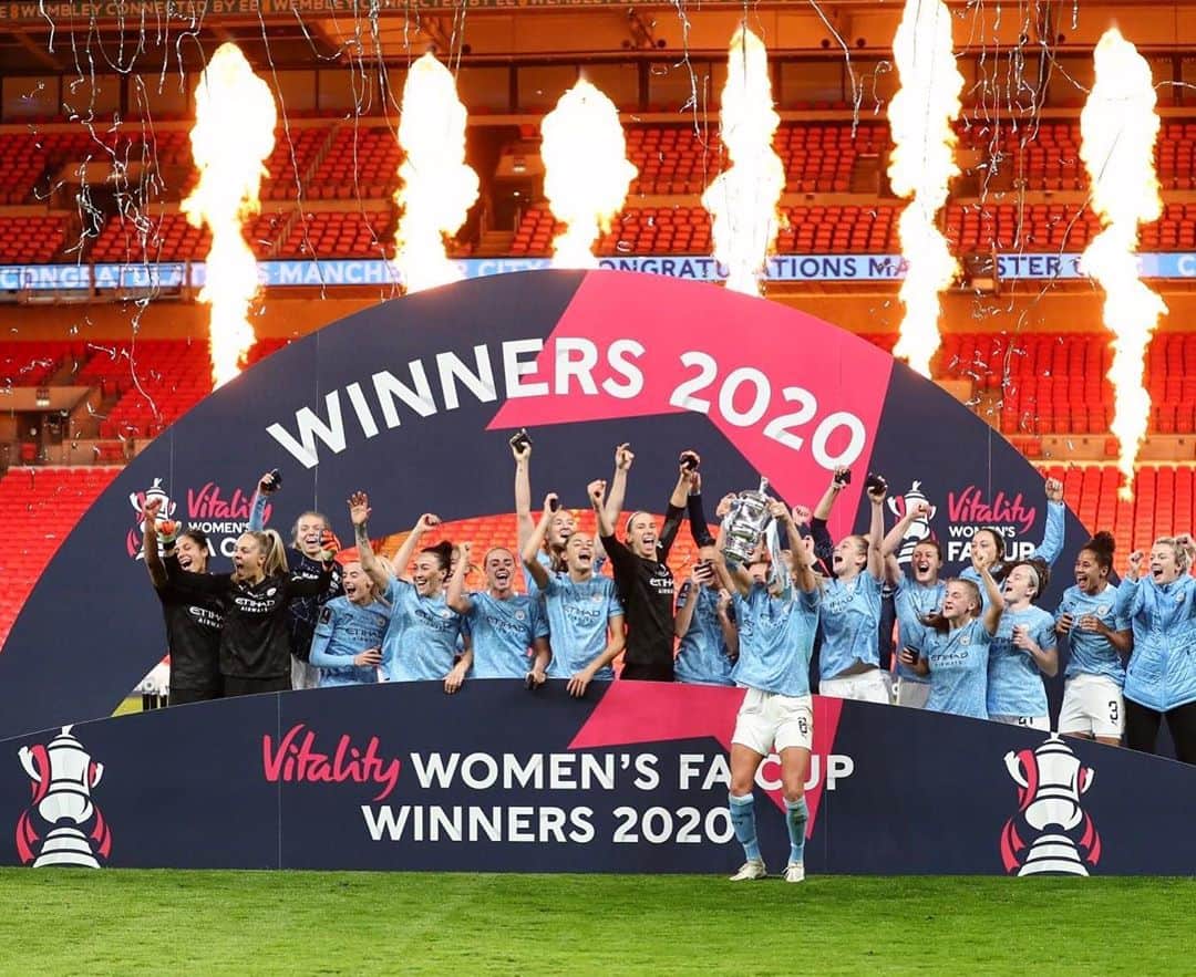 フェルナンジーニョのインスタグラム：「WE ARE CITY! 💪🏾💪🏾 Well done, girls. Back to back FA CUP Champions! 👏🏾👏🏾」